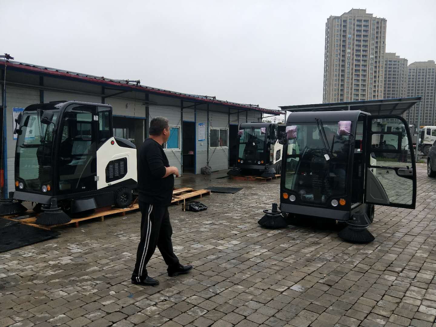 洁士AM1900TM全封闭驾驶式扫地车/AM1900TM电动全封闭驾驶式芭乐视频在线播放(现场图)