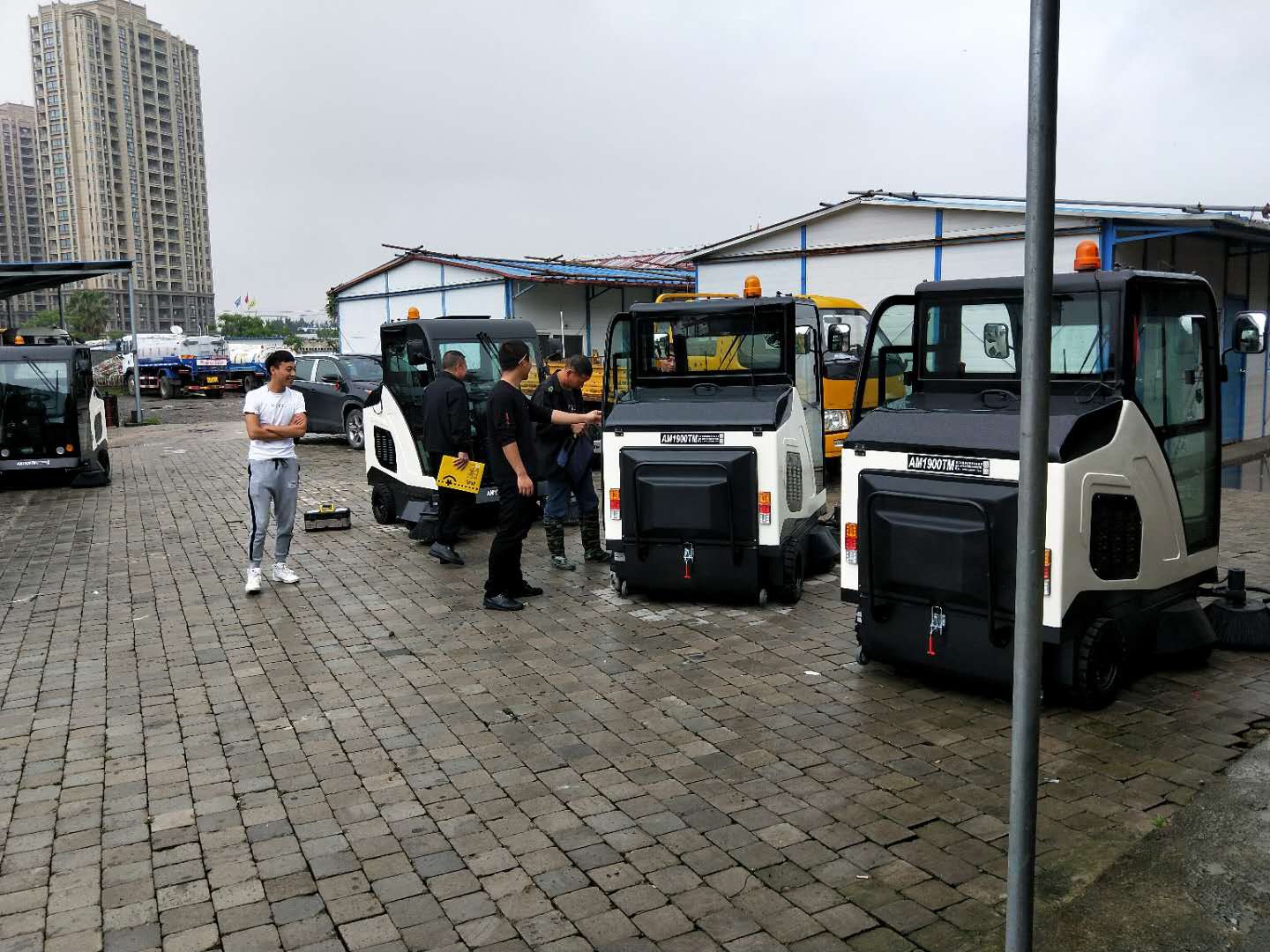 洁士AM1900TM全封闭驾驶式扫地车/AM1900TM电动全封闭驾驶式芭乐视频在线播放(现场图)